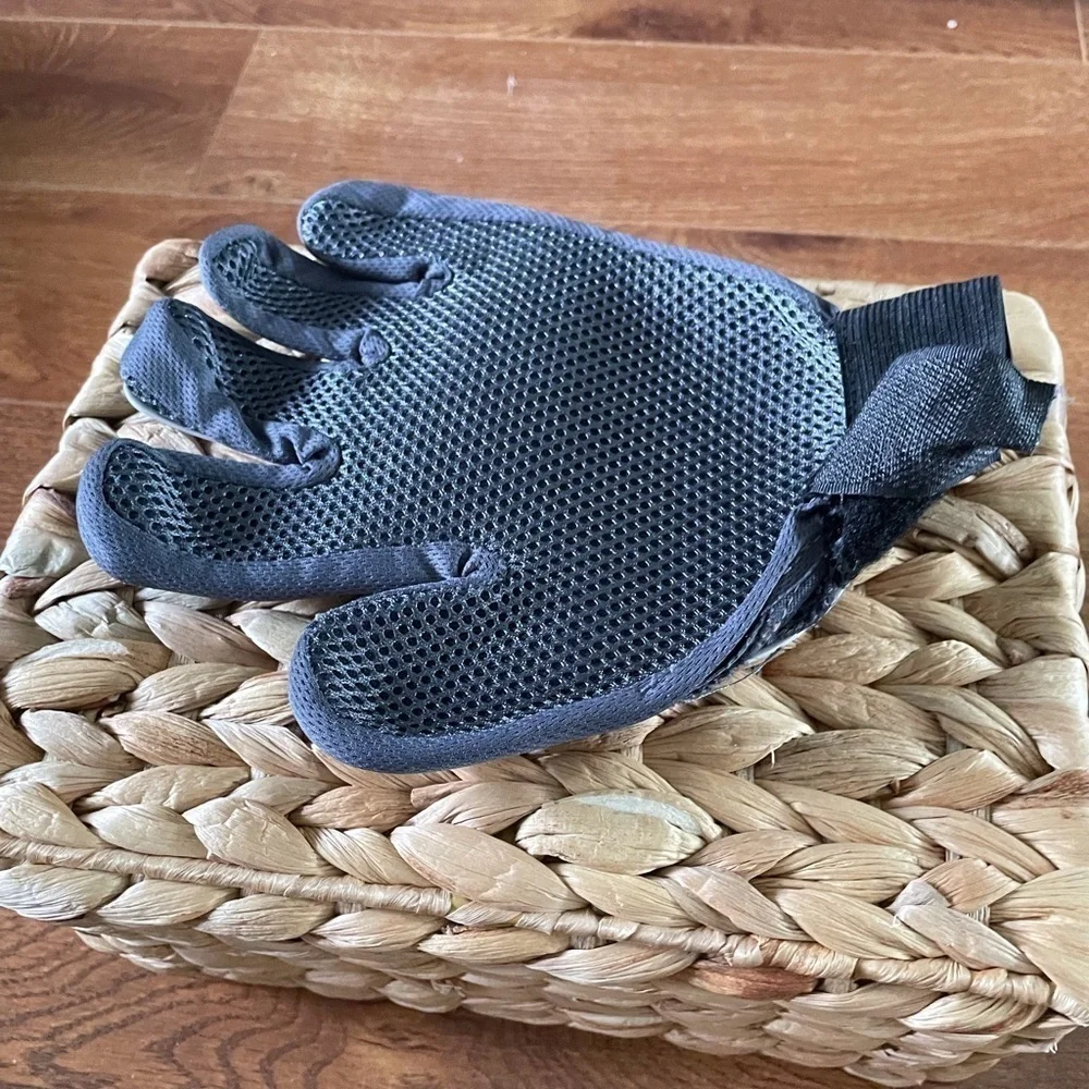 Pet grooming glove